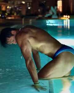 图片[23]-黑皮健身大神亮色泳裤海滩秀肌肉，身材太撩了！-小蓝短视频