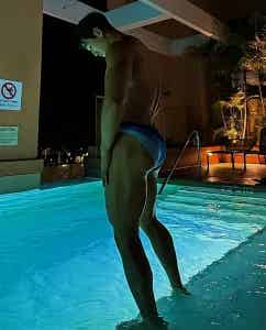 图片[26]-黑皮健身大神亮色泳裤海滩秀肌肉，身材太撩了！-小蓝短视频