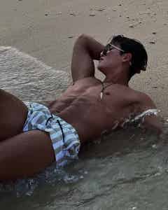 图片[30]-黑皮健身大神亮色泳裤海滩秀肌肉，身材太撩了！-小蓝短视频