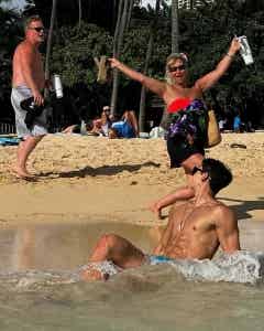 图片[34]-黑皮健身大神亮色泳裤海滩秀肌肉，身材太撩了！-小蓝短视频