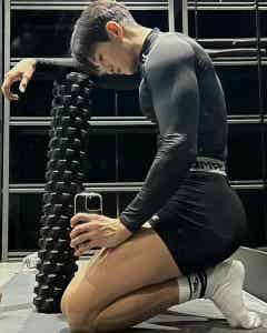 图片[41]-黑皮健身大神亮色泳裤海滩秀肌肉，身材太撩了！-小蓝短视频