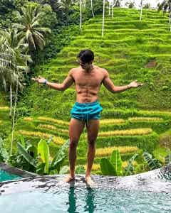 图片[47]-黑皮健身大神亮色泳裤海滩秀肌肉，身材太撩了！-小蓝短视频