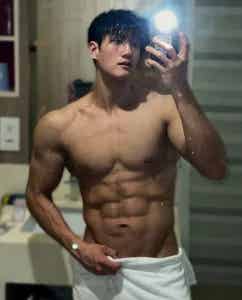 黑皮健身大神亮色泳裤海滩秀肌肉，身材太撩了！-小蓝短视频