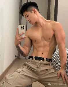 图片[1]-退伍WJ帅兵哥，180cm黑皮精壮肌肉太可了！-小蓝短视频