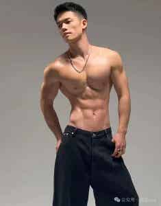 图片[4]-退伍WJ帅兵哥，180cm黑皮精壮肌肉太可了！-小蓝短视频