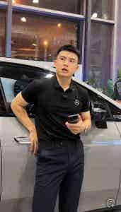 图片[4]-壹臣？又火了？穿正装皮鞋卖车的超帅销售！-小蓝短视频