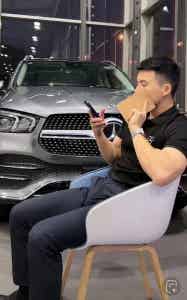 图片[9]-壹臣？又火了？穿正装皮鞋卖车的超帅销售！-小蓝短视频