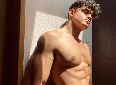 5个胸部训练动作，加深胸肌轮廓，打造迷人的饱满胸肌！