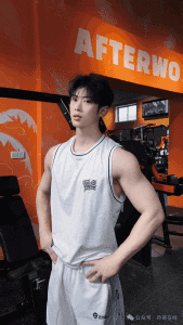 图片[1]-宽肩窄腰白皮薄肌小哥，我爱了我可以啊！-小蓝短视频