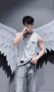 图片[2]-宽肩窄腰白皮薄肌小哥，我爱了我可以啊！-小蓝短视频