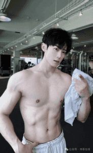 图片[5]-宽肩窄腰白皮薄肌小哥，我爱了我可以啊！-小蓝短视频