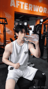 图片[7]-宽肩窄腰白皮薄肌小哥，我爱了我可以啊！-小蓝短视频