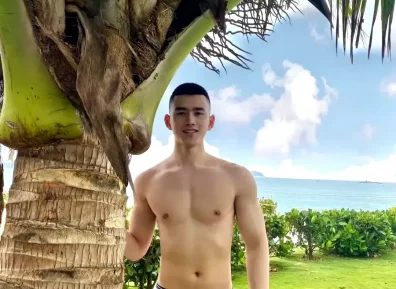 海边阳光帅气肌肉男散发荷尔蒙！