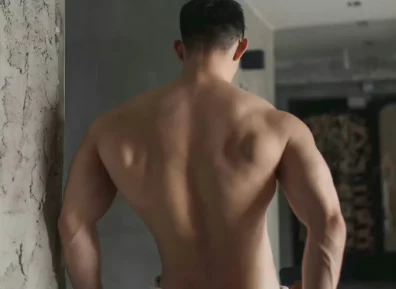 高颜值大块头肌肉男模写真，宽肩细腰麒麟臂大胸肌