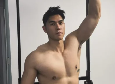 穿紧身裤的运动男长的真好看，粗壮长腿太太显眼了！