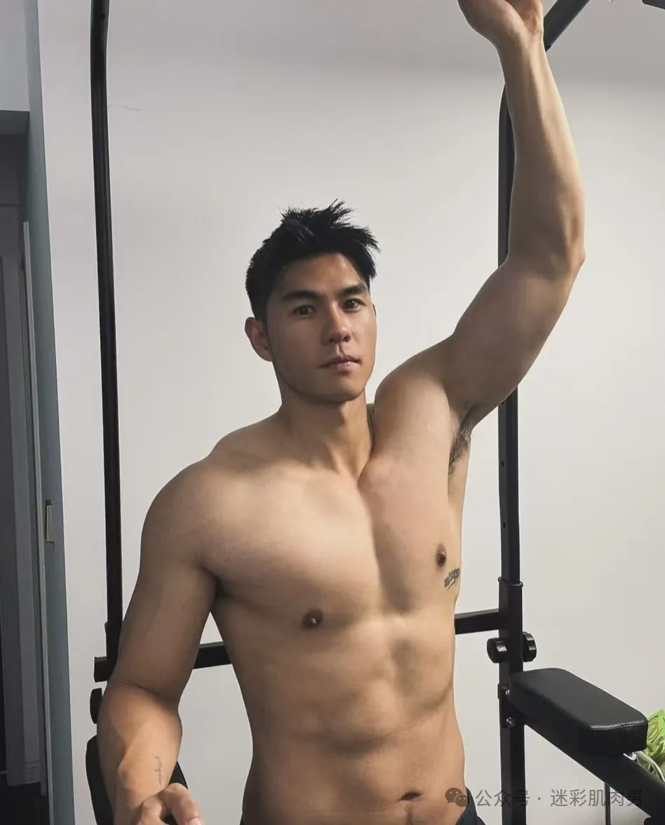 穿紧身裤的运动男长的真好看，粗壮长腿太太显眼了！-小蓝短视频