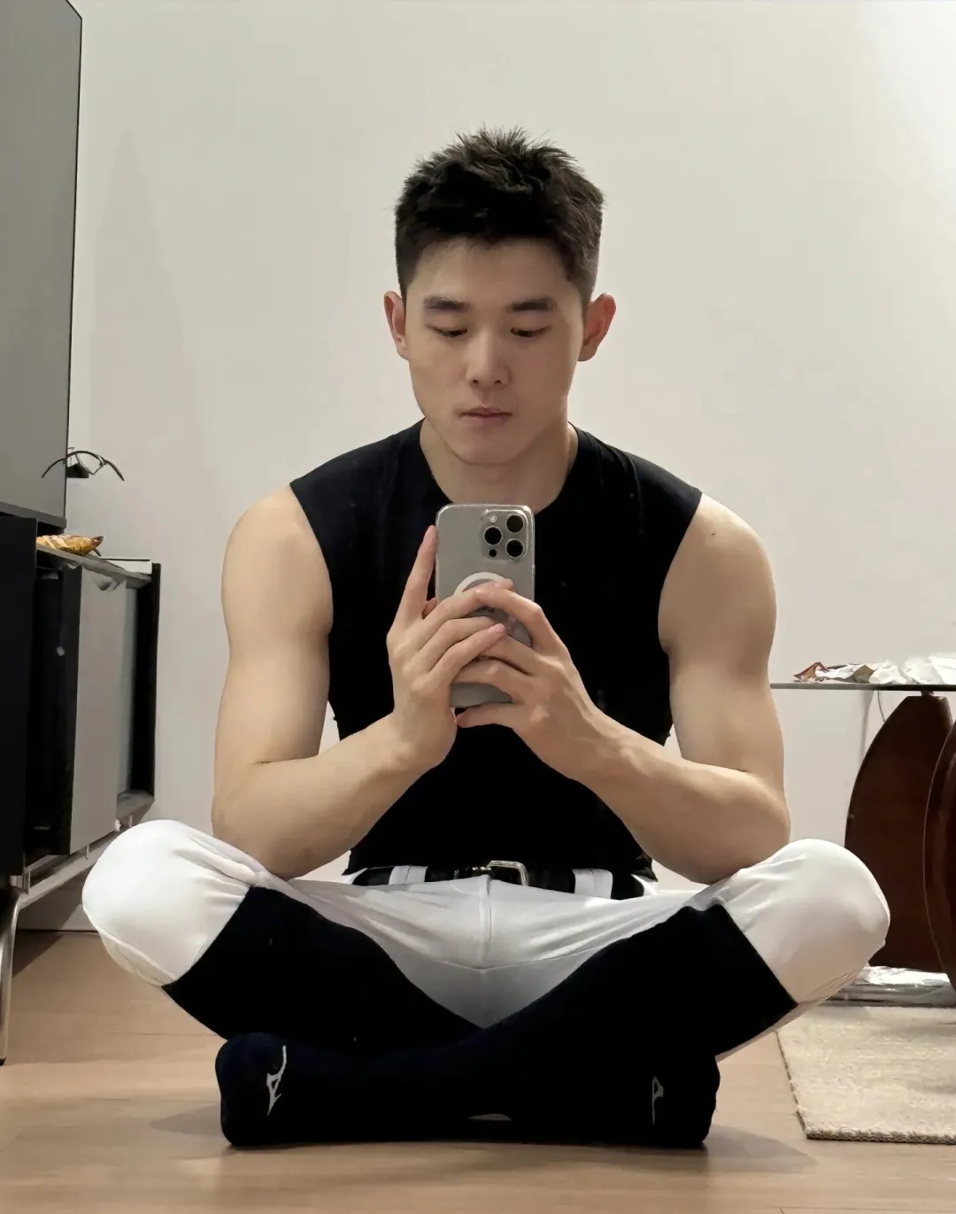 图片[1]-有片又有料！棒球服紧身胶衣，上海22岁薄肌男神来袭!-小蓝短视频