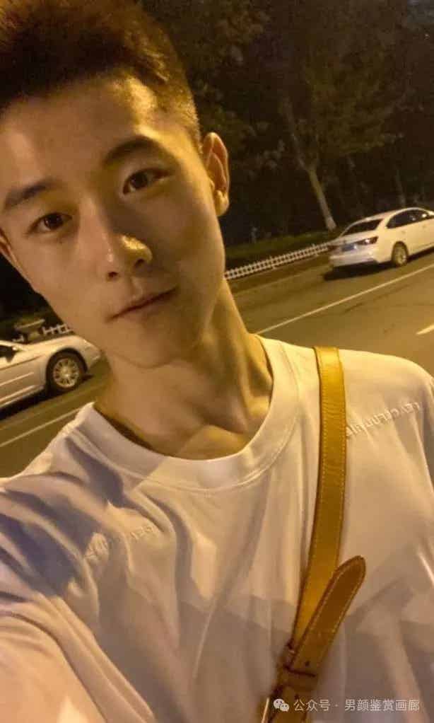 图片[4]-有片又有料！棒球服紧身胶衣，上海22岁薄肌男神来袭!-小蓝短视频