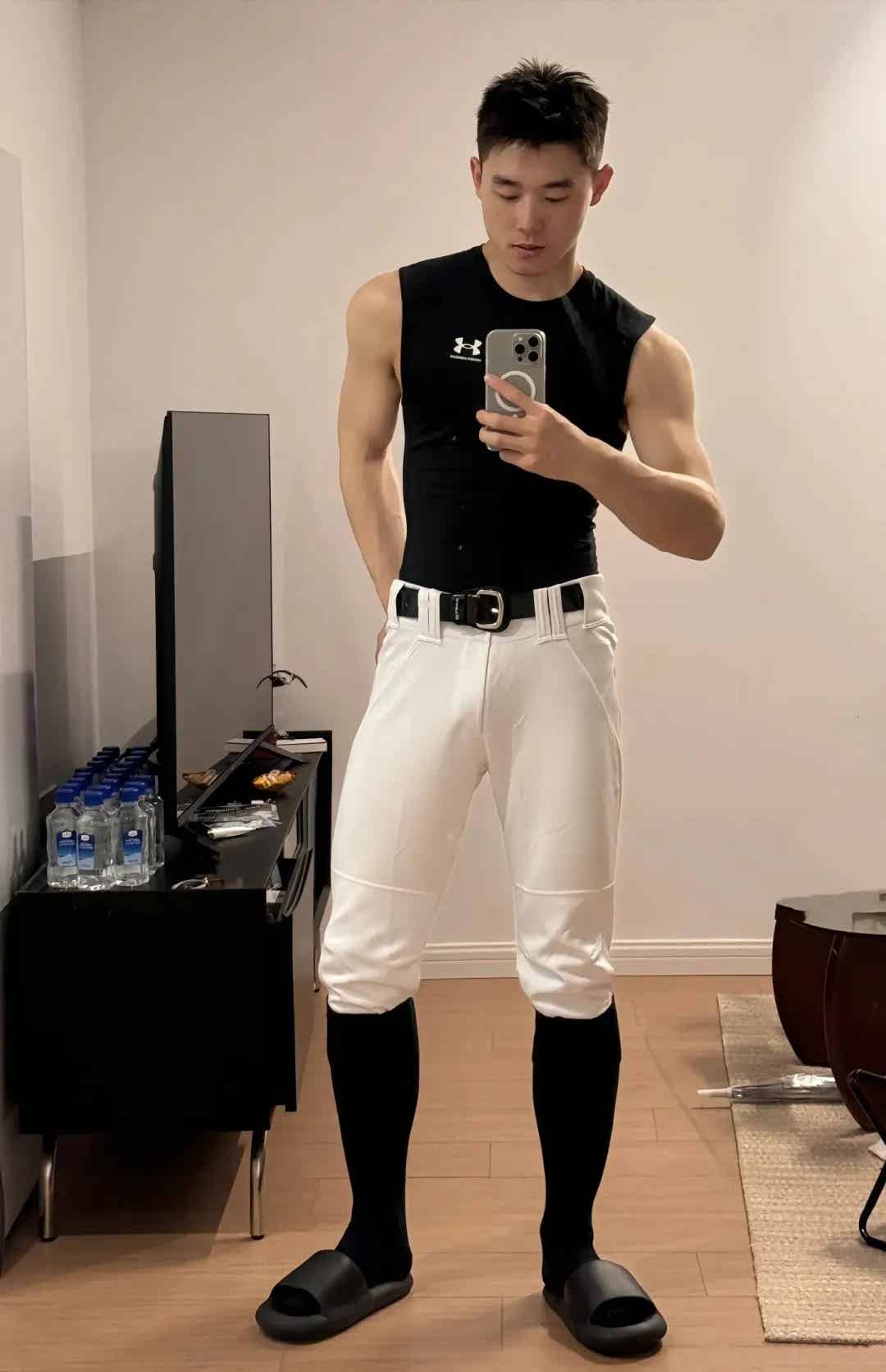 图片[7]-有片又有料！棒球服紧身胶衣，上海22岁薄肌男神来袭!-小蓝短视频