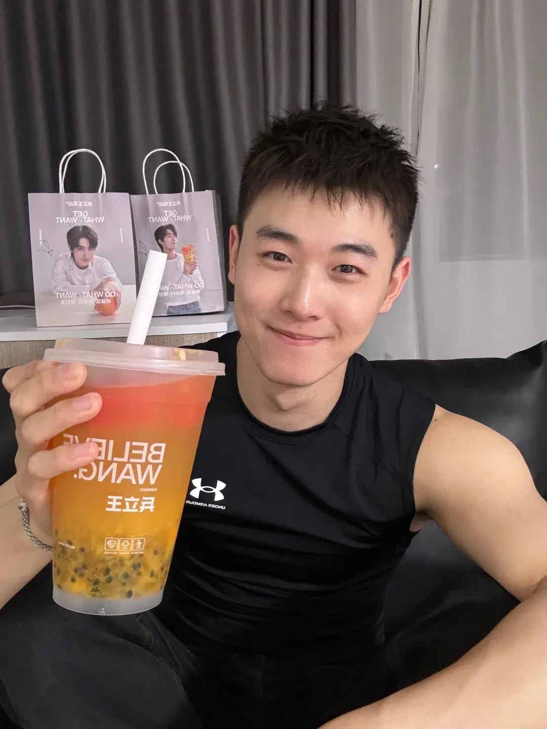 图片[20]-有片又有料！棒球服紧身胶衣，上海22岁薄肌男神来袭!-小蓝短视频