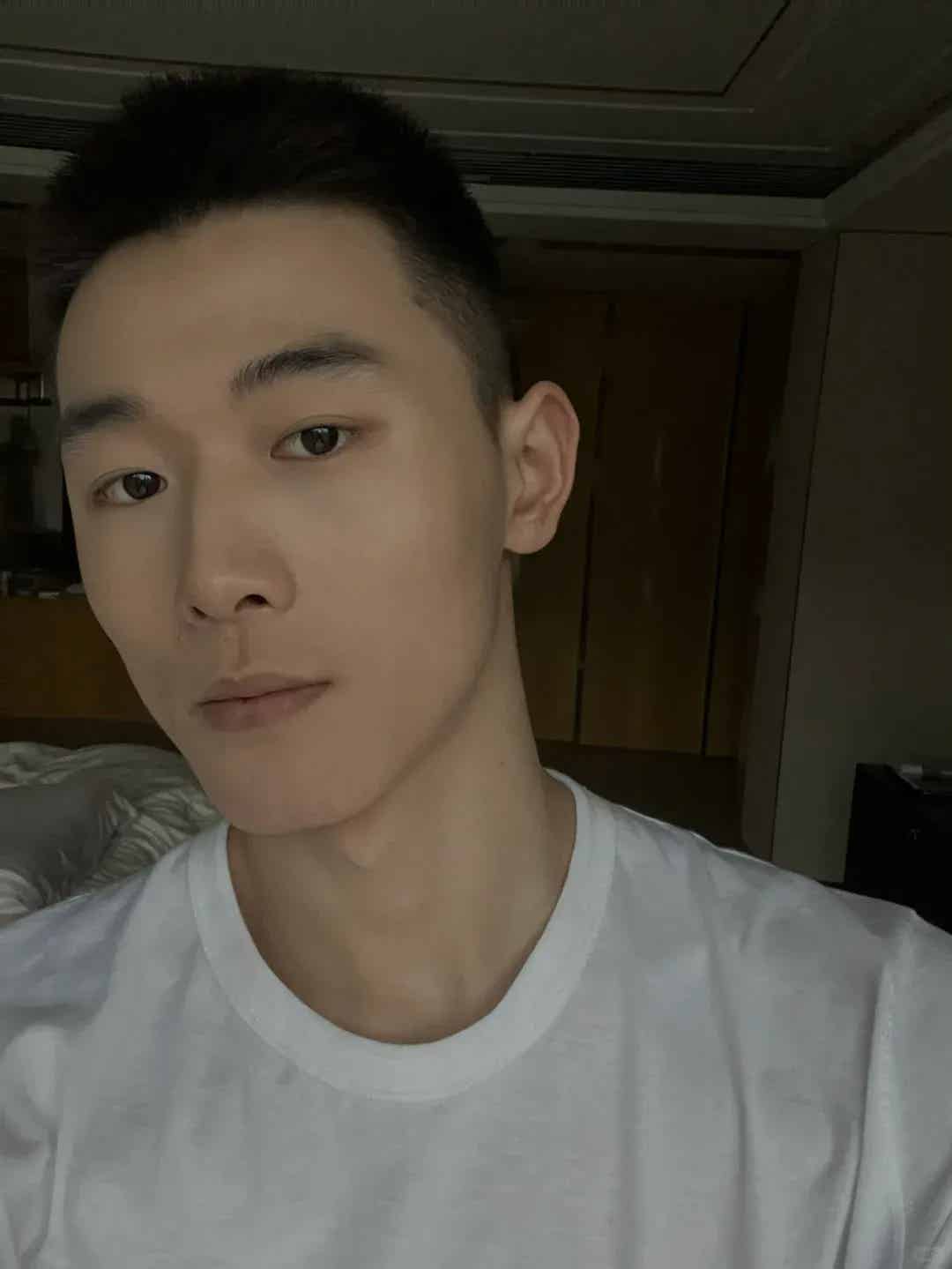 图片[21]-有片又有料！棒球服紧身胶衣，上海22岁薄肌男神来袭!-小蓝短视频