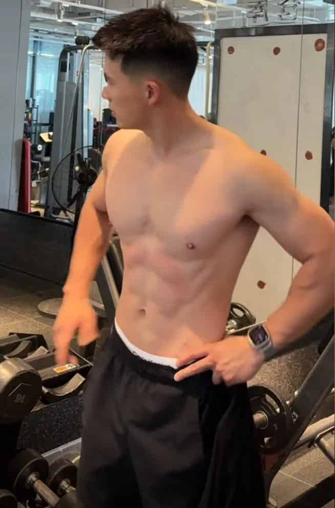 壹臣直播回归！正装男主播谈争议事件，粉丝们反应如何？-小蓝短视频