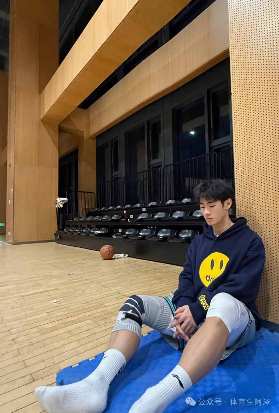 图片[2]-195白袜篮球体育生，在医务室按45码大脚太诱惑，好想帮他按......-小蓝短视频