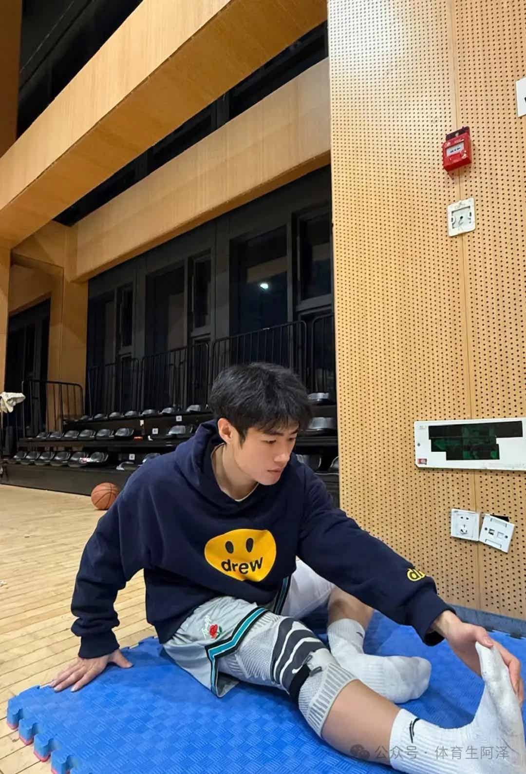 图片[3]-195白袜篮球体育生，在医务室按45码大脚太诱惑，好想帮他按......-小蓝短视频