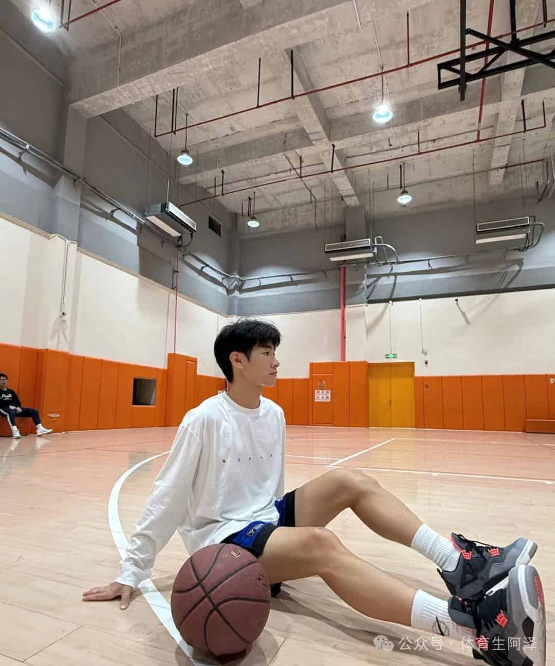 图片[5]-195白袜篮球体育生，在医务室按45码大脚太诱惑，好想帮他按......-小蓝短视频