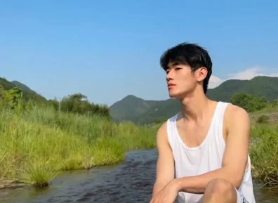 195白袜篮球体育生，在医务室按45码大脚太诱惑，好想帮他按......