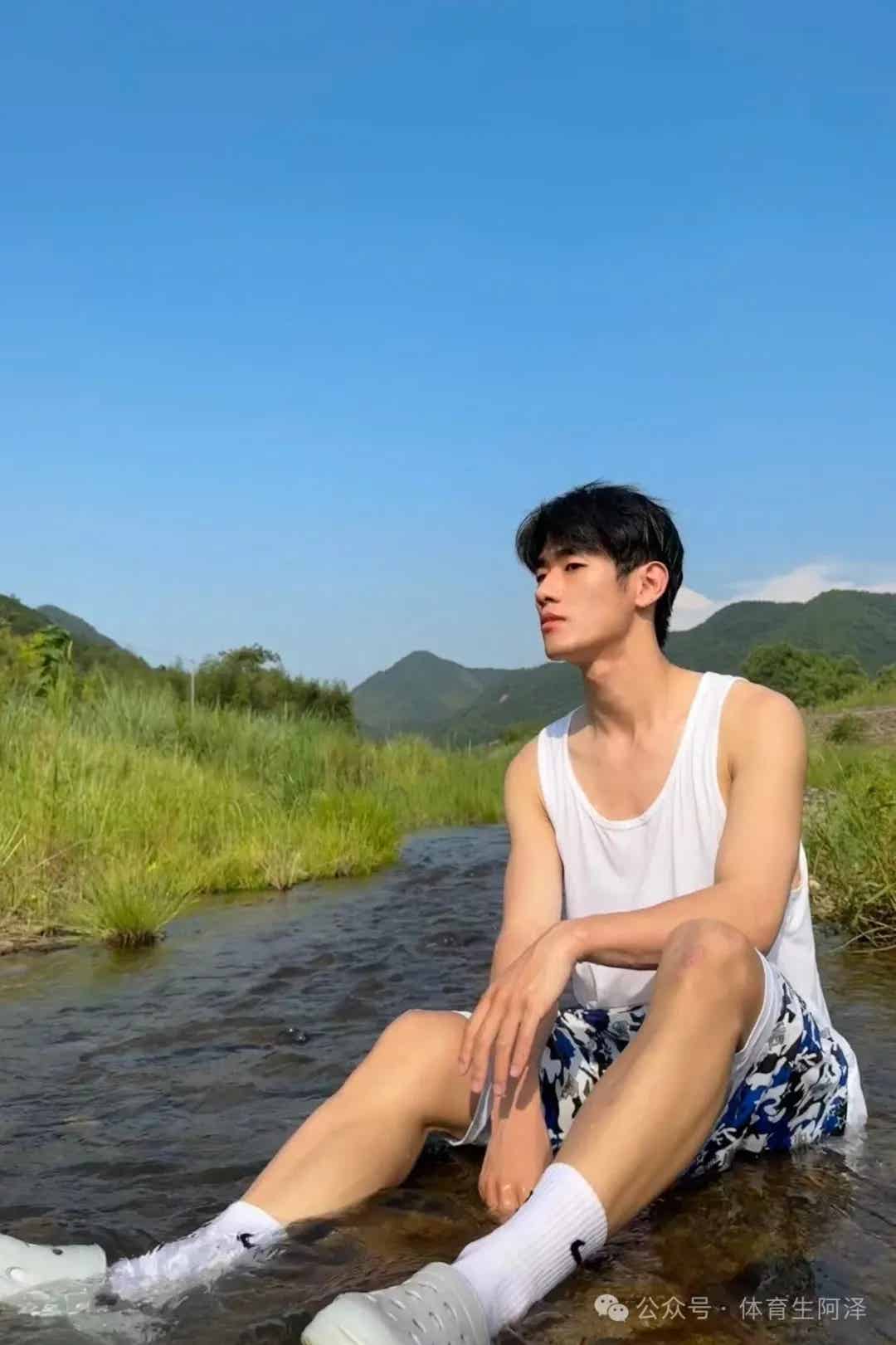 195白袜篮球体育生，在医务室按45码大脚太诱惑，好想帮他按......-小蓝短视频