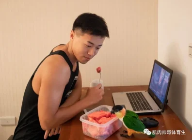 黑皮体育生,搓衣板腹肌练的不错啦