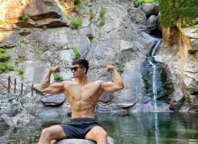 胸肌和腹肌都好看 爱穿半包臀内裤拍照