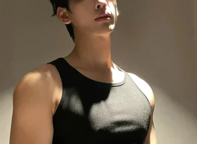 195宽肩窄腰大狼狗,你的阳光狗狗男友已上线,建模脸超级帅......