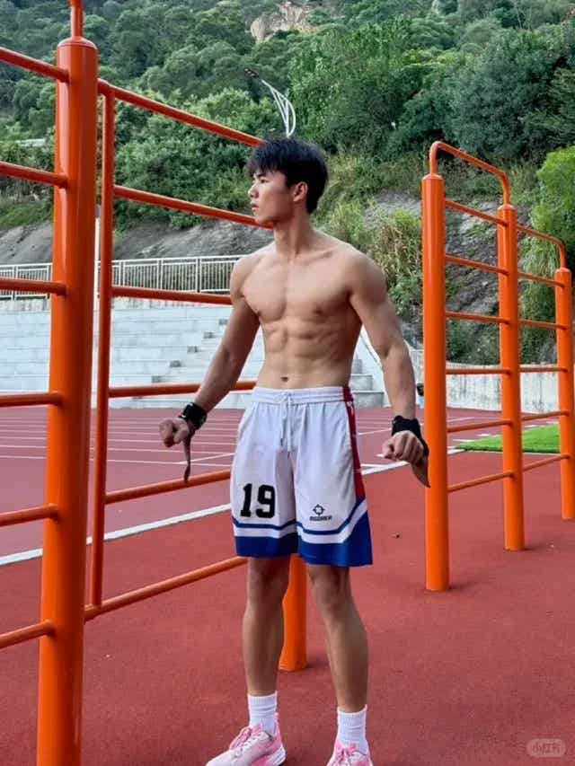 图片[4]-斩男又斩女！第一批回村的肌肉体育生，凭腹肌成了孩子王-小蓝短视频