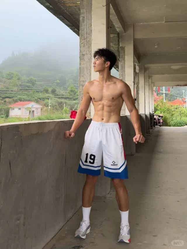 图片[8]-斩男又斩女！第一批回村的肌肉体育生，凭腹肌成了孩子王-小蓝短视频