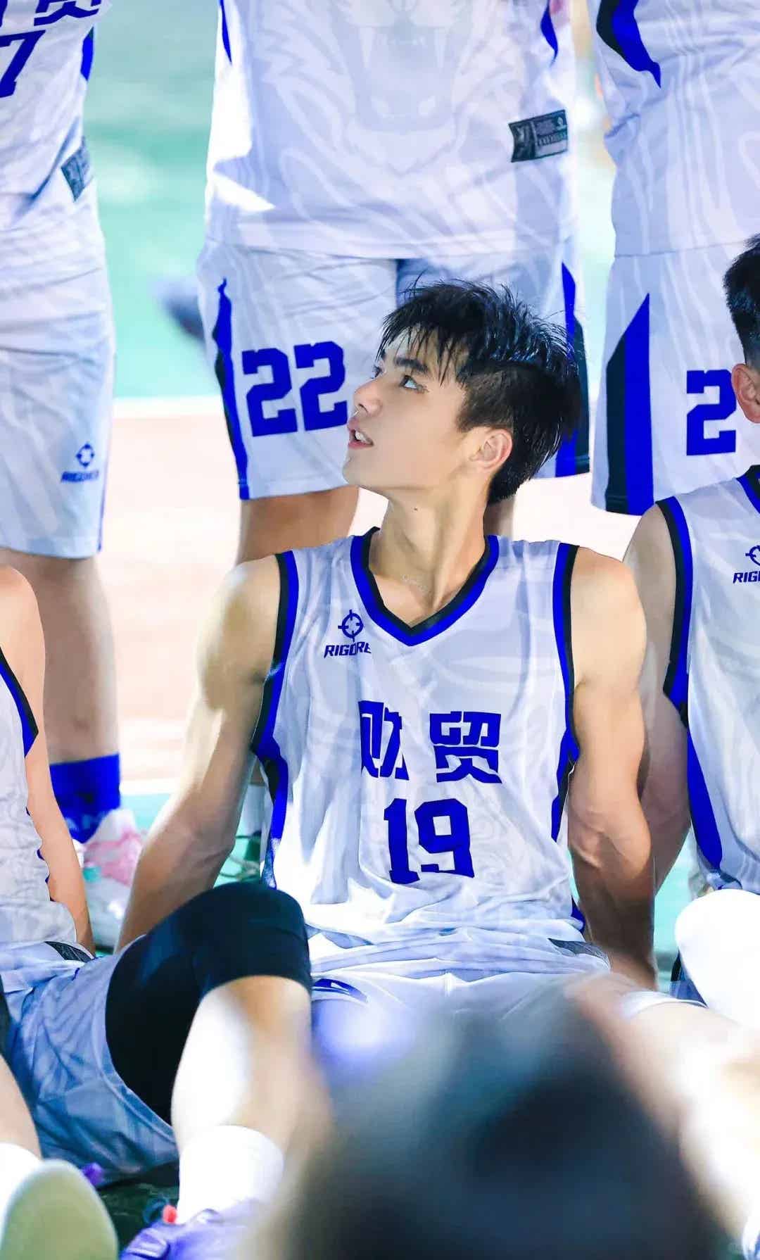 图片[12]-斩男又斩女！第一批回村的肌肉体育生，凭腹肌成了孩子王-小蓝短视频