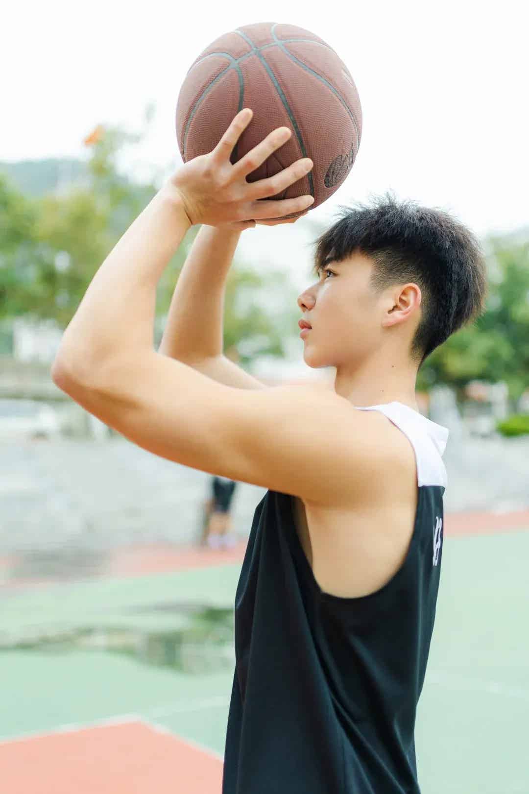 图片[16]-斩男又斩女！第一批回村的肌肉体育生，凭腹肌成了孩子王-小蓝短视频