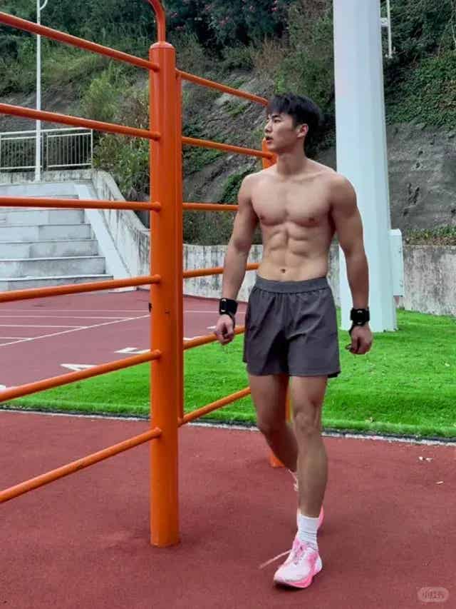 斩男又斩女！第一批回村的肌肉体育生，凭腹肌成了孩子王-小蓝短视频