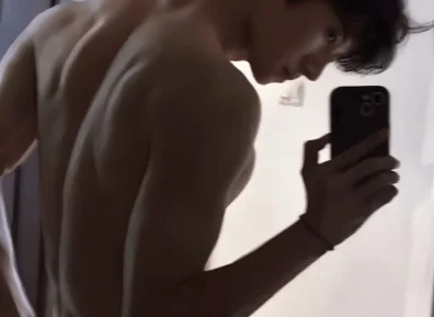 195宽肩窄腰体育生男大,硕大胸肌好粉嫩,别太诱惑......