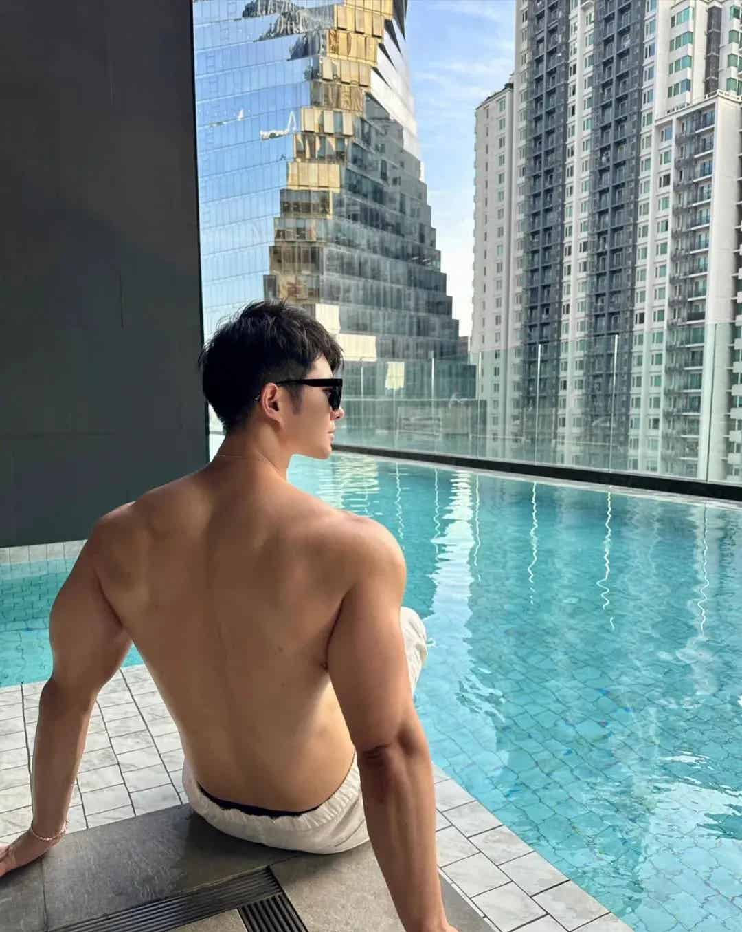 185cm大胸肌腹肌+双开门简直太炸裂了!-小蓝短视频