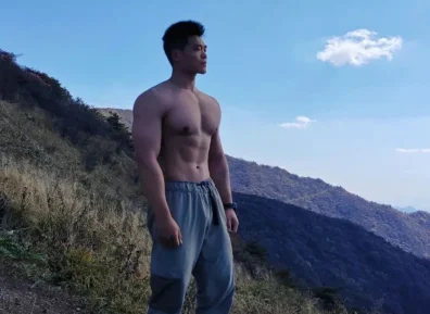 黝黑肌肉型男长得太好了，男人味十足！