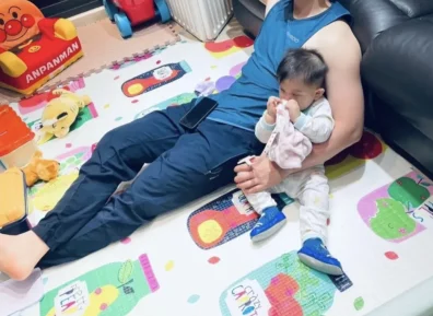 脱衣的修理工裤子穿太低了，实力强大让人不淡定！！