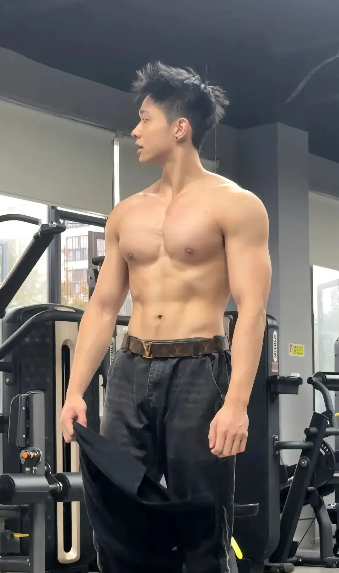 图片[1]-192cm少年感肌肉帅哥，大鼻子伴郎哥哥！-小蓝短视频