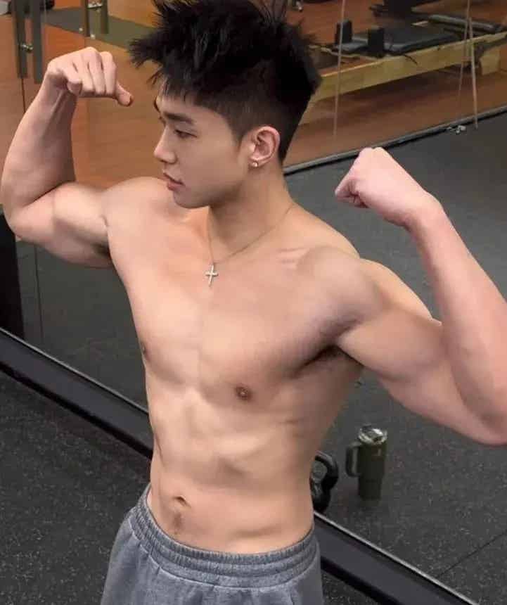 图片[2]-192cm少年感肌肉帅哥，大鼻子伴郎哥哥！-小蓝短视频