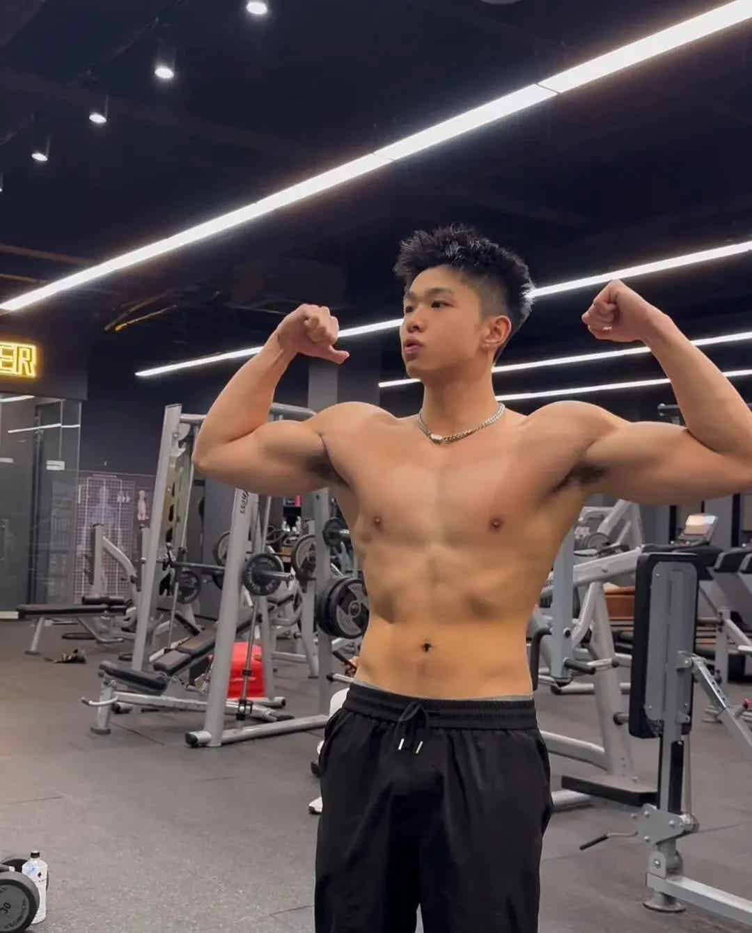 图片[12]-192cm少年感肌肉帅哥，大鼻子伴郎哥哥！-小蓝短视频