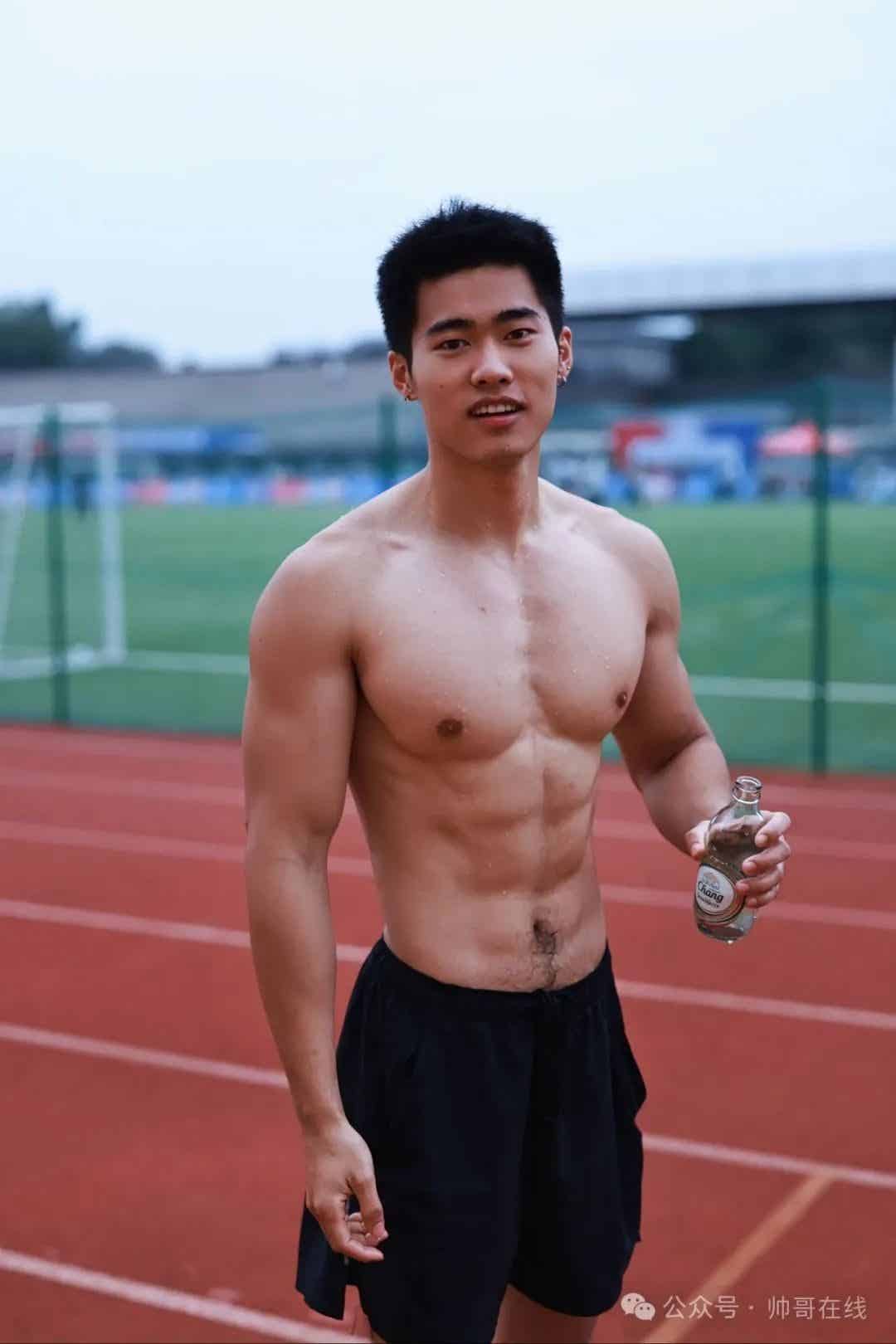 图片[3]-带穿正装的腹肌体育生回家过年！-小蓝短视频