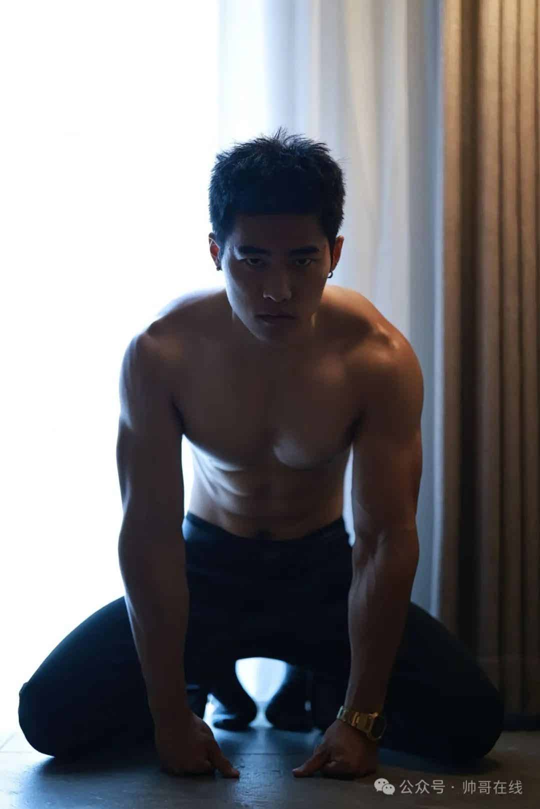 图片[5]-带穿正装的腹肌体育生回家过年！-小蓝短视频