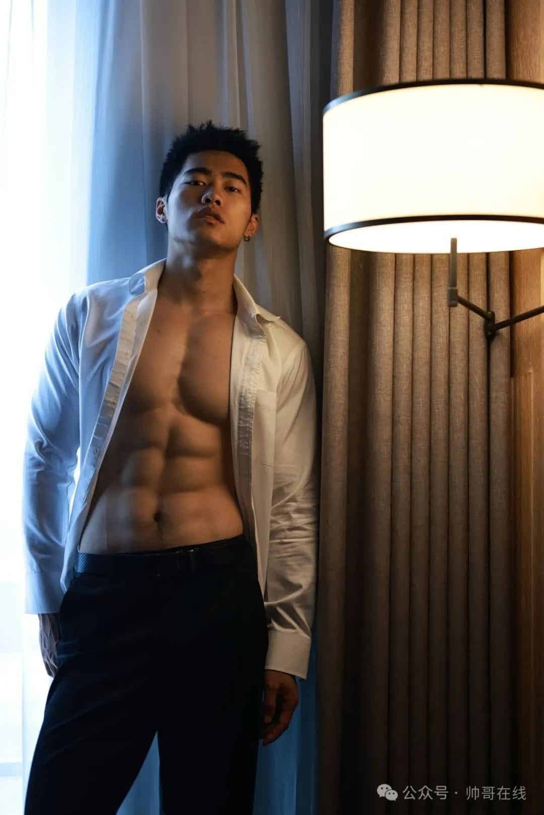 图片[7]-带穿正装的腹肌体育生回家过年！-小蓝短视频