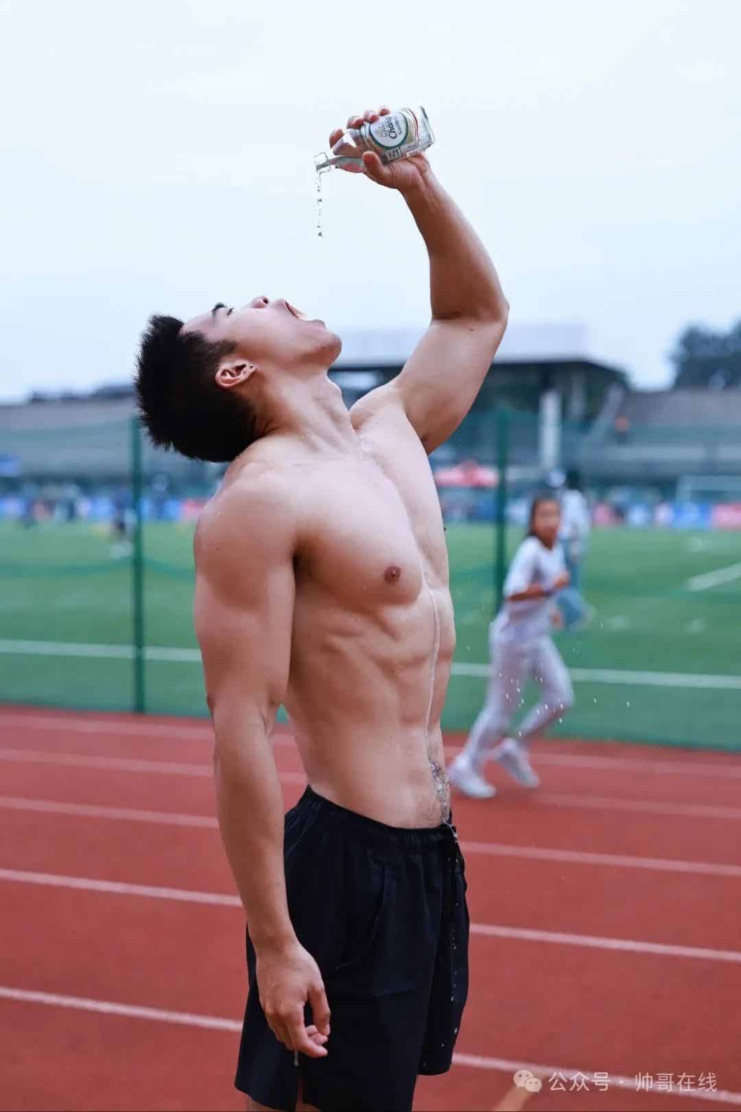 图片[8]-带穿正装的腹肌体育生回家过年！-小蓝短视频